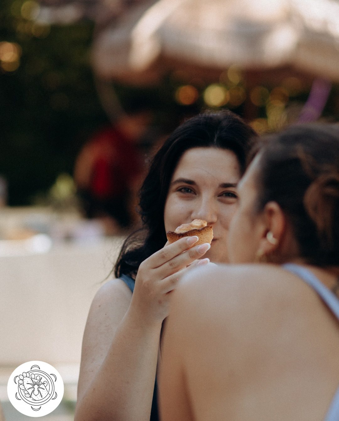 Sorriso a tavola davanti a un pasticciotto, luce dorata, da Risatini