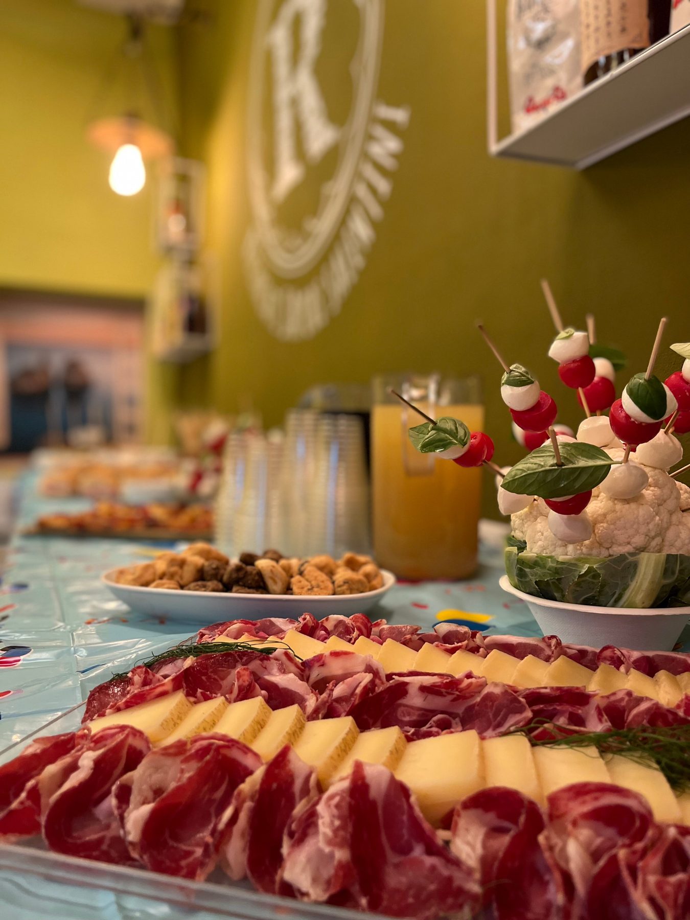 Tagliere di capocollo e formaggi, spiedini caprese e taralli, la tavola salentina di Risatini